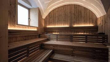 Una sauna con bancos de madera y techo inclinado.
