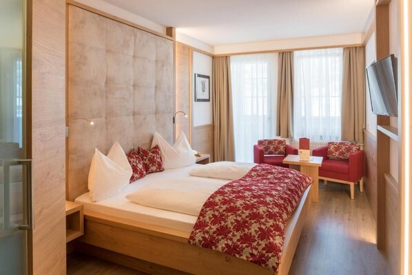 Superior Double Room, Balcony, Mountain View | In-room safe, free WiFi - Posthotel Lamm (Vipiteno)