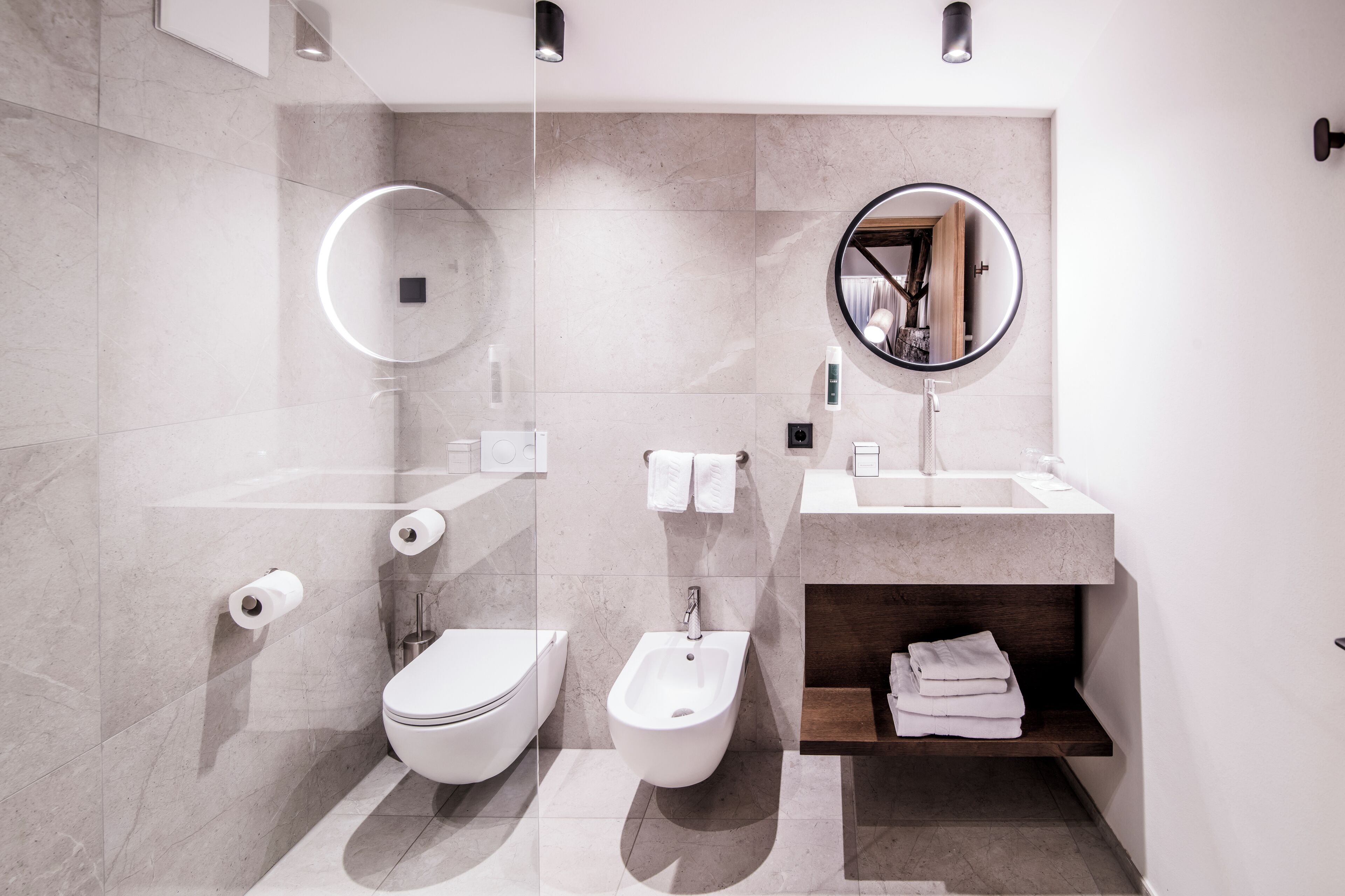 Un baño moderno con inodoro, bidé y lavamanos.