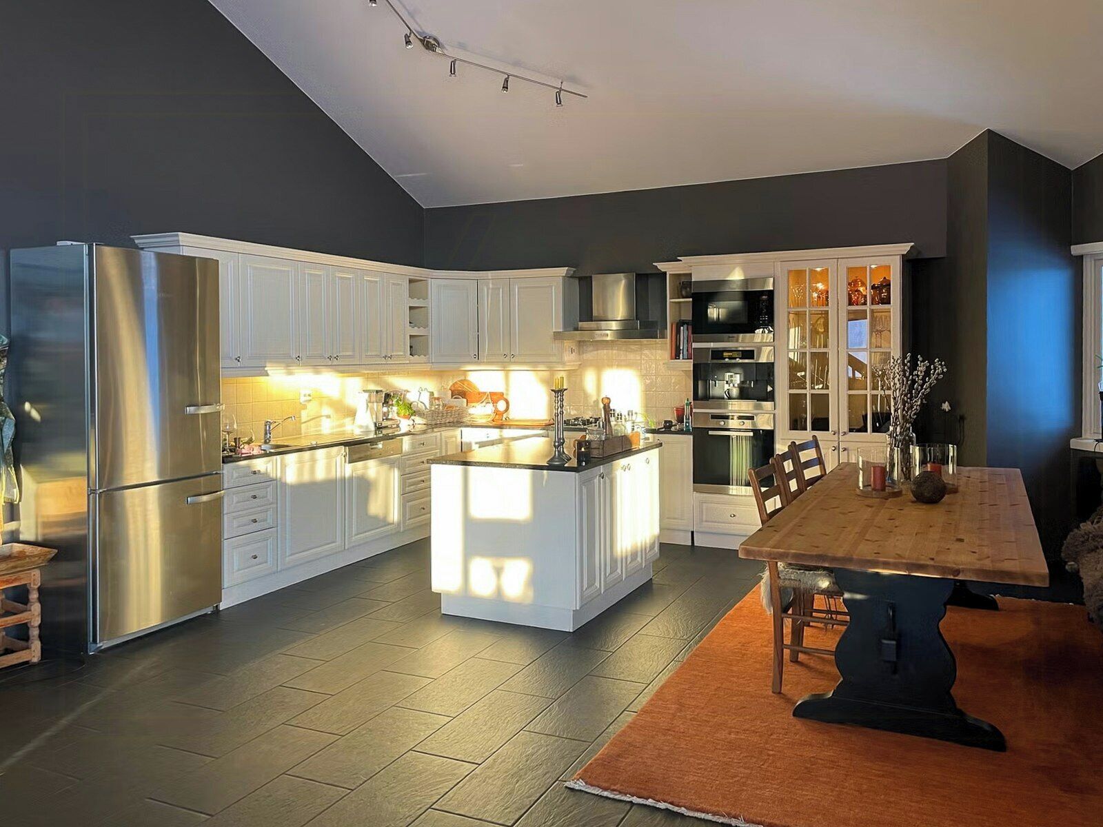 Microwave, oven, dishwasher, coffee/tea maker