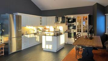 Microwave, oven, dishwasher, coffee/tea maker
