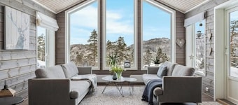 Modern cabin near Maldalsvatnet and Reinsnuten