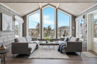 Modern cabin near Maldalsvatnet and Reinsnuten
