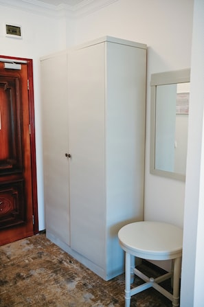 Chambre Deluxe double, 1 très grand lit, vue sur le jardin | Literie de qualité, lit avec matelas en mousse à mémoire, bureau