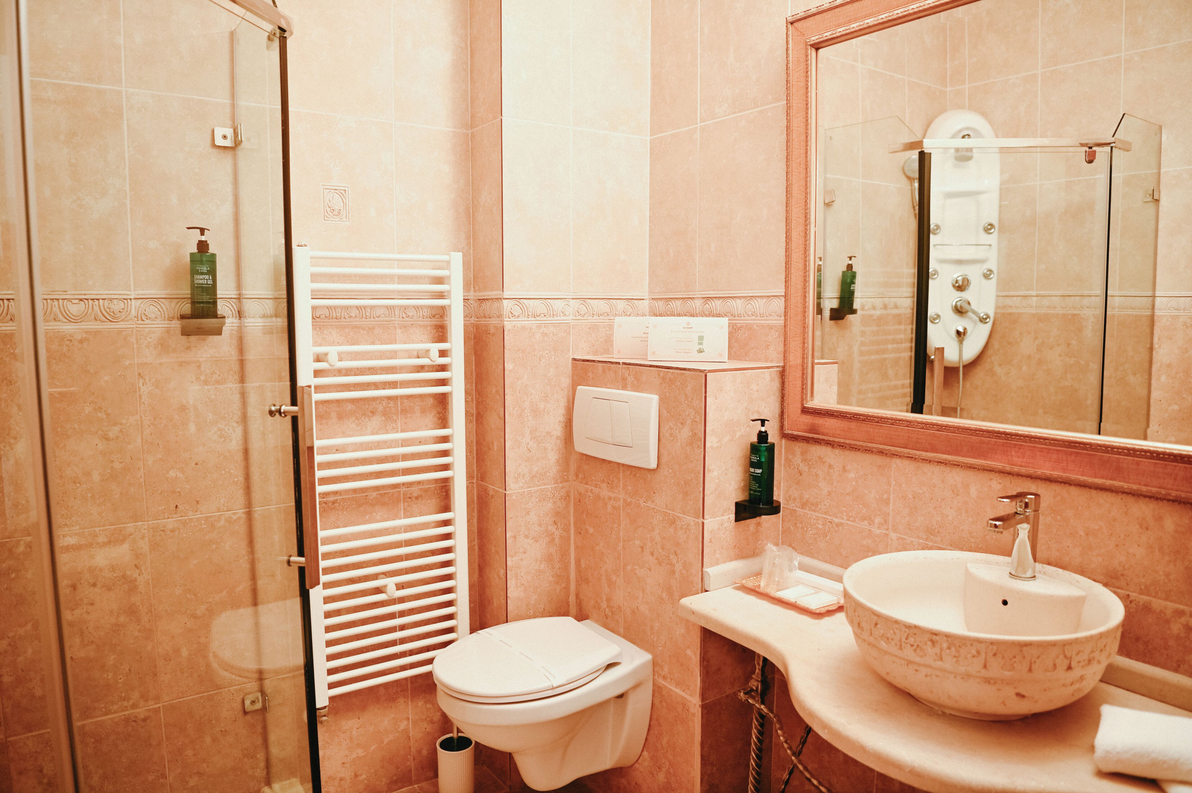 Chambre Double Deluxe, 1 très grand lit, vue jardin | Salle de bain | Douche, douche à « effet pluie », articles de toilette gratuits