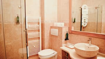 Chambre Double Deluxe, 1 trÚs grand lit, vue jardin | Salle de bain | Douche, douche à « effet pluie », articles de toilette gratuits