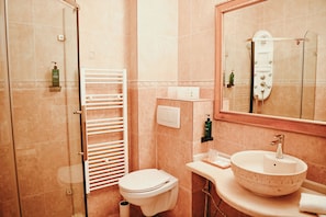 Chambre Deluxe double, 1 très grand lit, vue sur le jardin | Salle de bain | Douche, douche cascade, articles de toilette (gratuits)