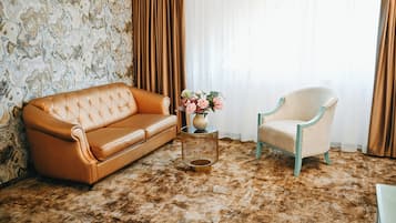 Quarto luxo, 1 cama King e sofá-cama | Área de estar | TV 122 cm com canais a cabo