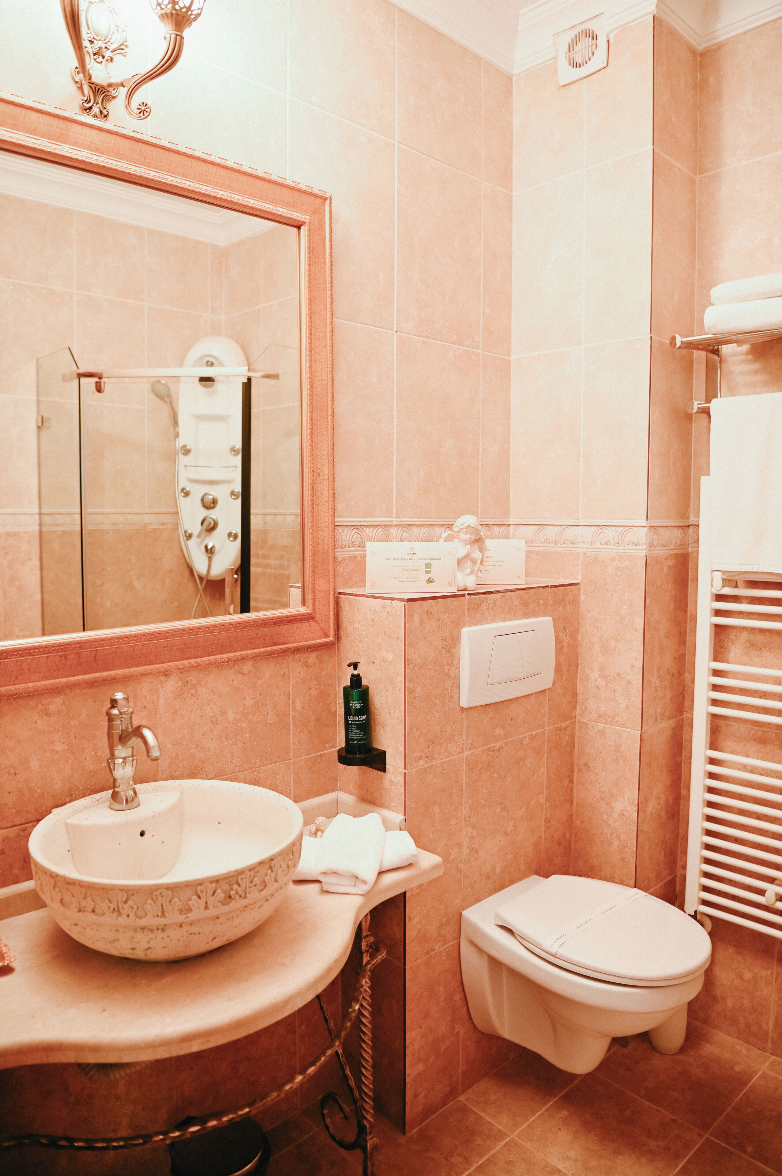 Quarto luxo, 1 cama King e sofá-cama | Banheiro | Chuveiro, chuveiro com efeito de chuva, produtos de toalete grátis 