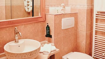 Quarto luxo, 1 cama King e sofá-cama | Banheiro | Chuveiro, chuveiro com efeito de chuva, produtos de toalete grátis
