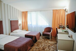 Deluxe-Zweibettzimmer, 2 Einzelbetten, Gartenblick | Hochwertige Bettwaren, Betten mit Memory-Foam-Matratzen, Schreibtisch