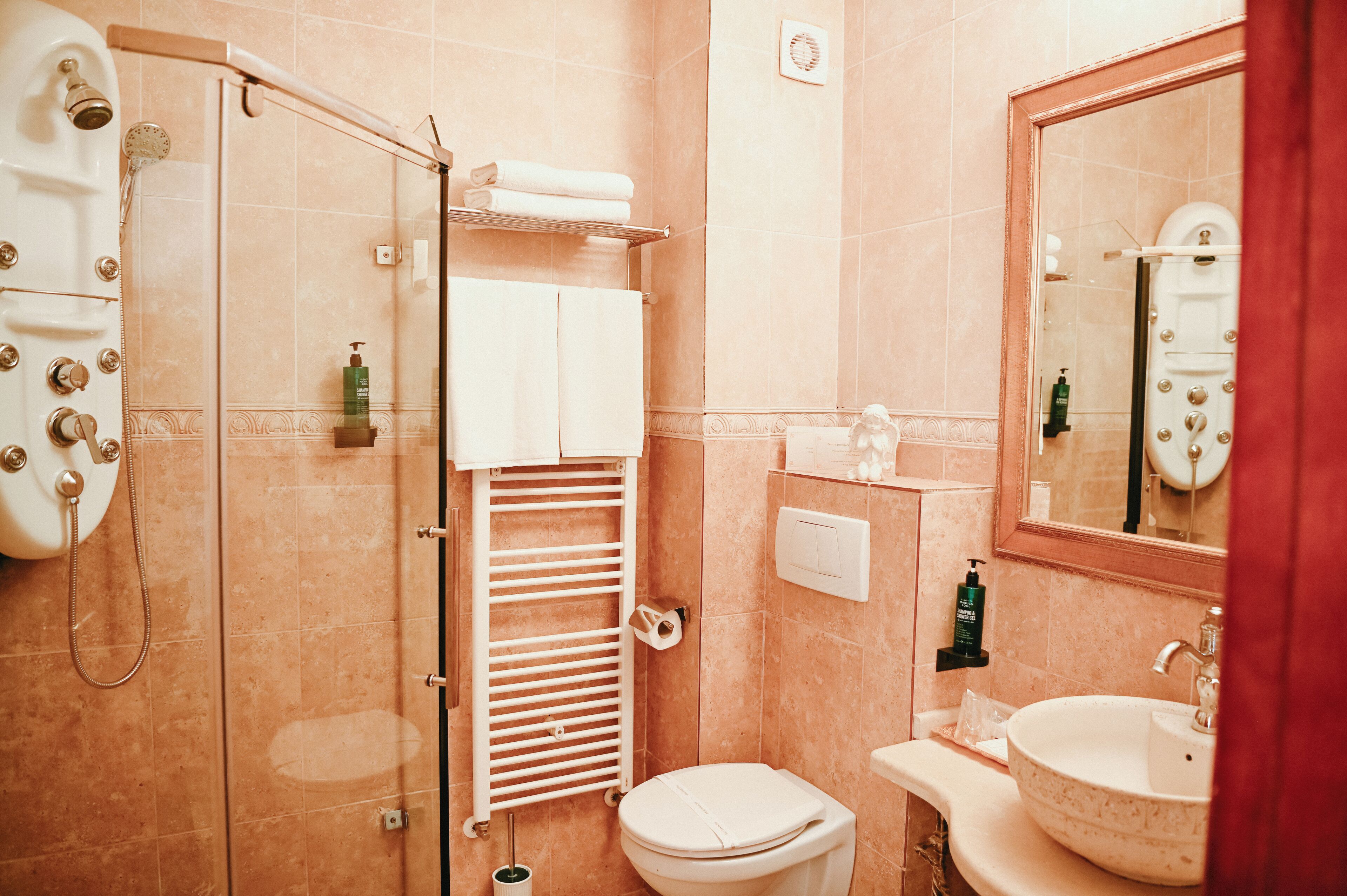Quarto duplo luxo, 2 camas de solteiro | Banheiro | Chuveiro, chuveiro com efeito de chuva, produtos de toalete grátis 