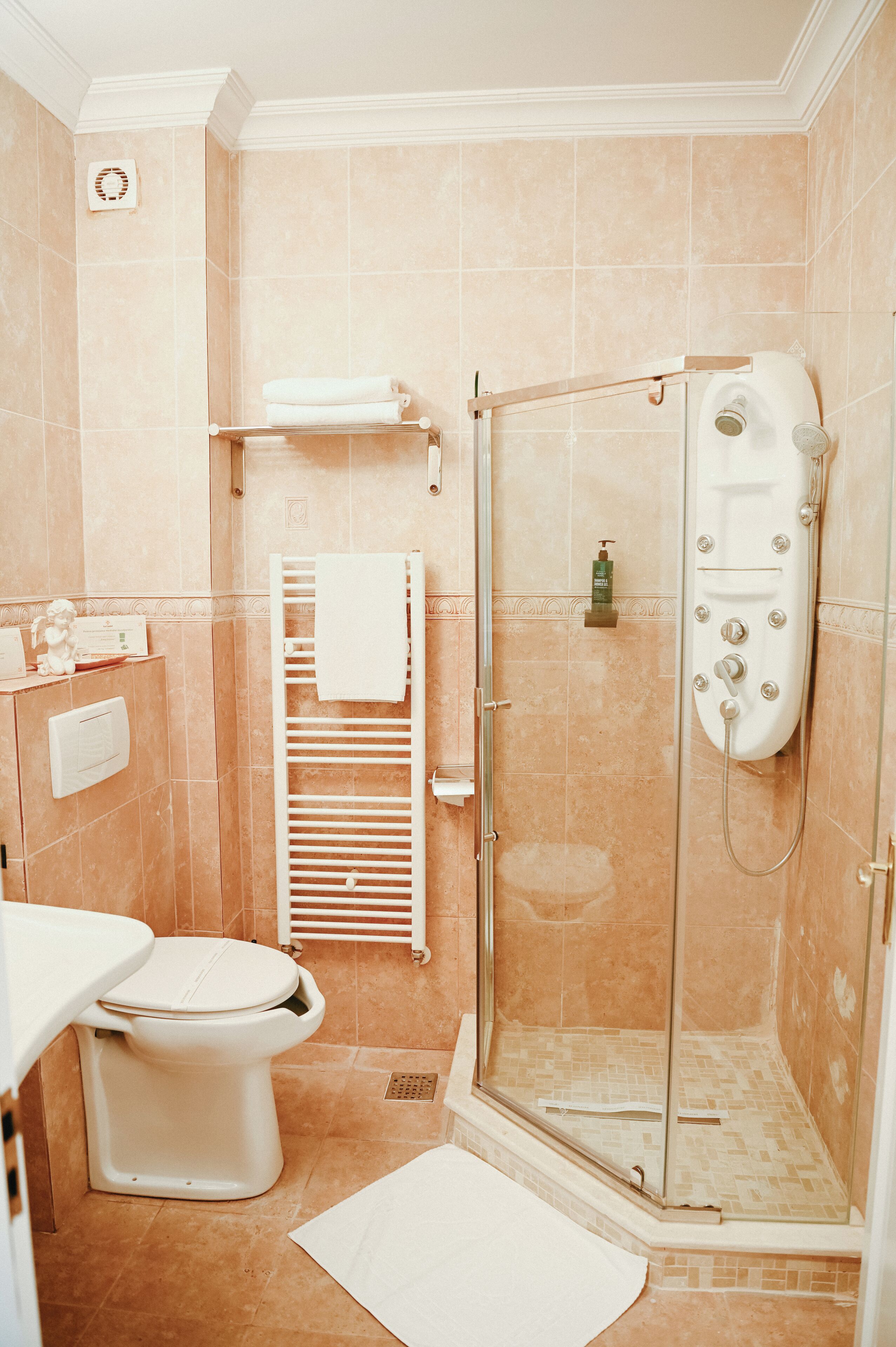 Chambre Deluxe avec lits jumeaux, 2 lits une place | Salle de bain | Douche, douche à « effet pluie », articles de toilette gratuits