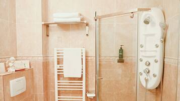 Chambre Deluxe avec lits jumeaux, 2 lits une place | Salle de bain | Douche, douche à « effet pluie », articles de toilette gratuits