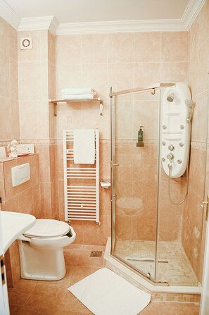 Deluxe-Zweibettzimmer, 2 Einzelbetten | Badezimmer | Dusche, Regendusche, kostenlose Toilettenartikel, Haartrockner