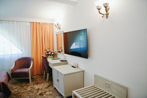 ห้องดีลั  กซ์ทวิน, เตียงเดี่ยว 2 เตียง, วิวสวน | เครื่องนอนระดับพรีเมียม, เตียงเมมโมรีโฟม, โต๊ะทำงาน