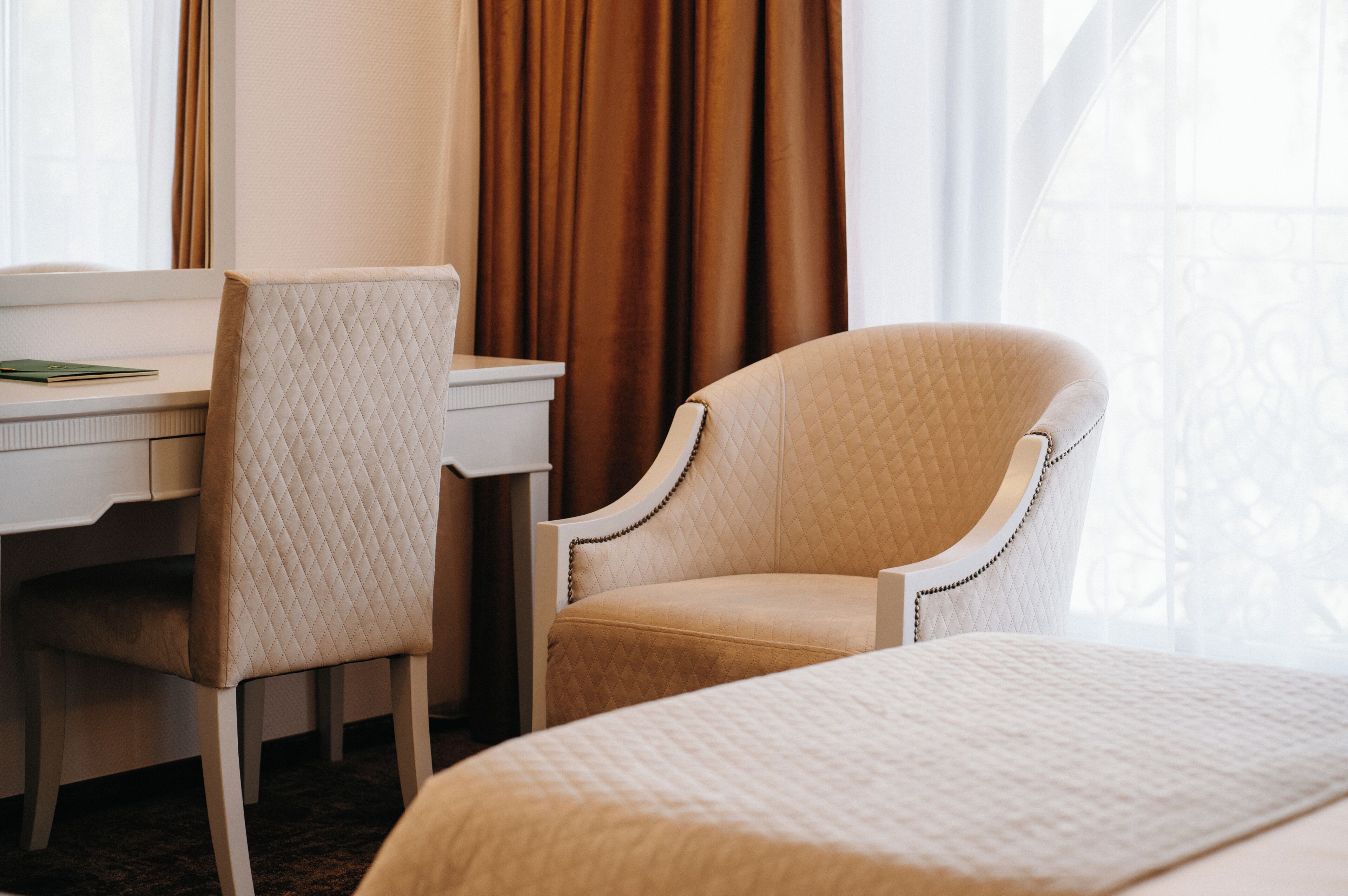 Une chambre d’hôtel avec un lit, un bureau et une chaise.