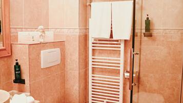 Deluxe kamer, 1 kingsize bed met slaapbank | Badkamer | Een douche, een regendouche, gratis toiletartikelen, een haardroger