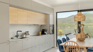 Coffee/tea maker, oven, dishwasher - Modern cabin with panoramic views (Hønefoss)