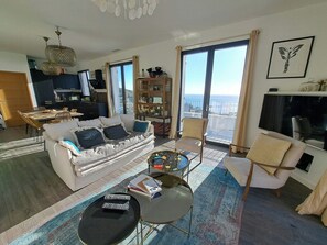 TV, fireplace - Modern villa with sea view in Erbalunga (Brando)