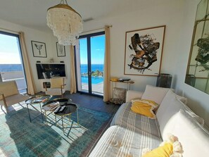 TV, fireplace - Modern villa with sea view in Erbalunga (Brando)