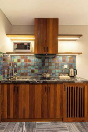 Studio Premium, balkon, pemandangan kota | Dapur pribadi | Lemari es, microwave, oven, dan kompor