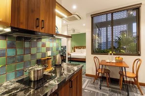 Estudio Premium, balcón, vistas a la ciudad | Cocina privada | Frigorífico, microondas, horno y placa de cocina