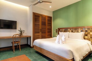 Studio, balkon, pemandangan kolam renang | Minibar, meja kerja, dan ruang kerja ramah laptop