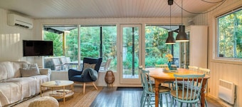 Maison typique de Bornholm dans la forêt près de la plage de Dueodde