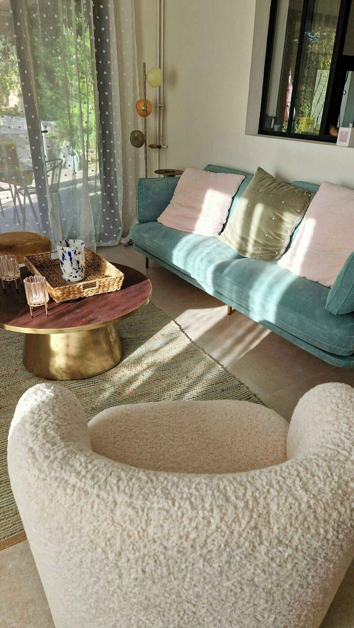 Ein Wohnzimmer mit einer Couch, einem Couchtisch und einem Sessel.