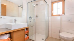 Shower, hair dryer, towels - Apartment 'Ferienwohnung Pass Thurn' with Mountain View, Shared Garden and Wi-Fi (Mittersill)