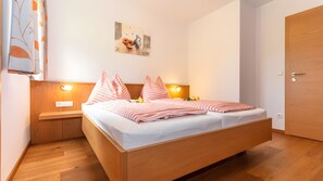 WiFi, bed sheets - Apartment 'Ferienwohnung Pass Thurn' with Mountain View, Shared Garden and Wi-Fi (Mittersill)
