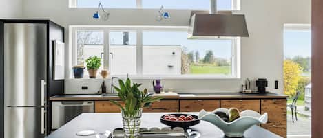 Microwave, oven, dishwasher, coffee/tea maker