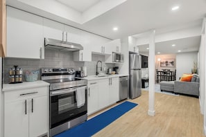 Private kitchen - Modern and Cozy 2 bedroom Basement Suite with fully equipped kitchen (Calgary)