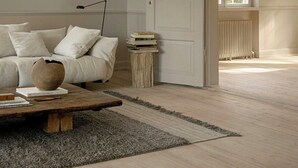 A room with a sofa, a coffee table, a small side table with books, a door, and a window. - Exclusive holiday home by Tisvilde beach (Tisvildeleje)