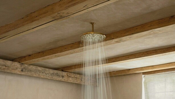 A room with a wooden ceiling, a hanging light fixture, a large vase, and a window. - Exclusive holiday home by Tisvilde beach (Tisvildeleje)