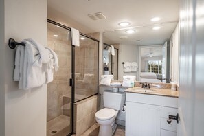 Douche, sèche-cheveux, serviettes fournies