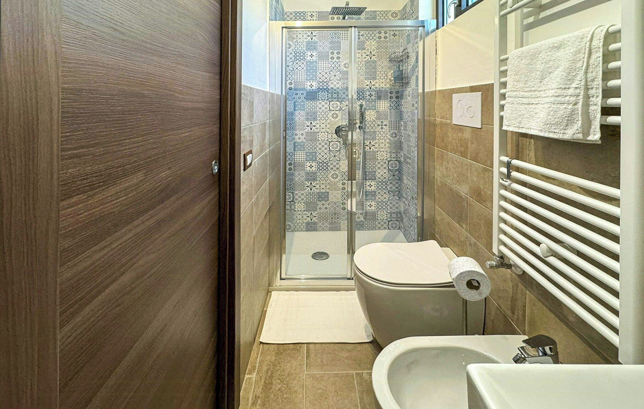 Un baño con ducha, inodoro y lavamanos.