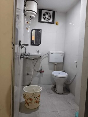 Standard Room | Bathroom | Towels - Banaras Guest House (Varanasi)