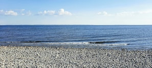 A pebbled beach with a view of the ocean. - Holiday home with view over Limfjord (Thyholm)
