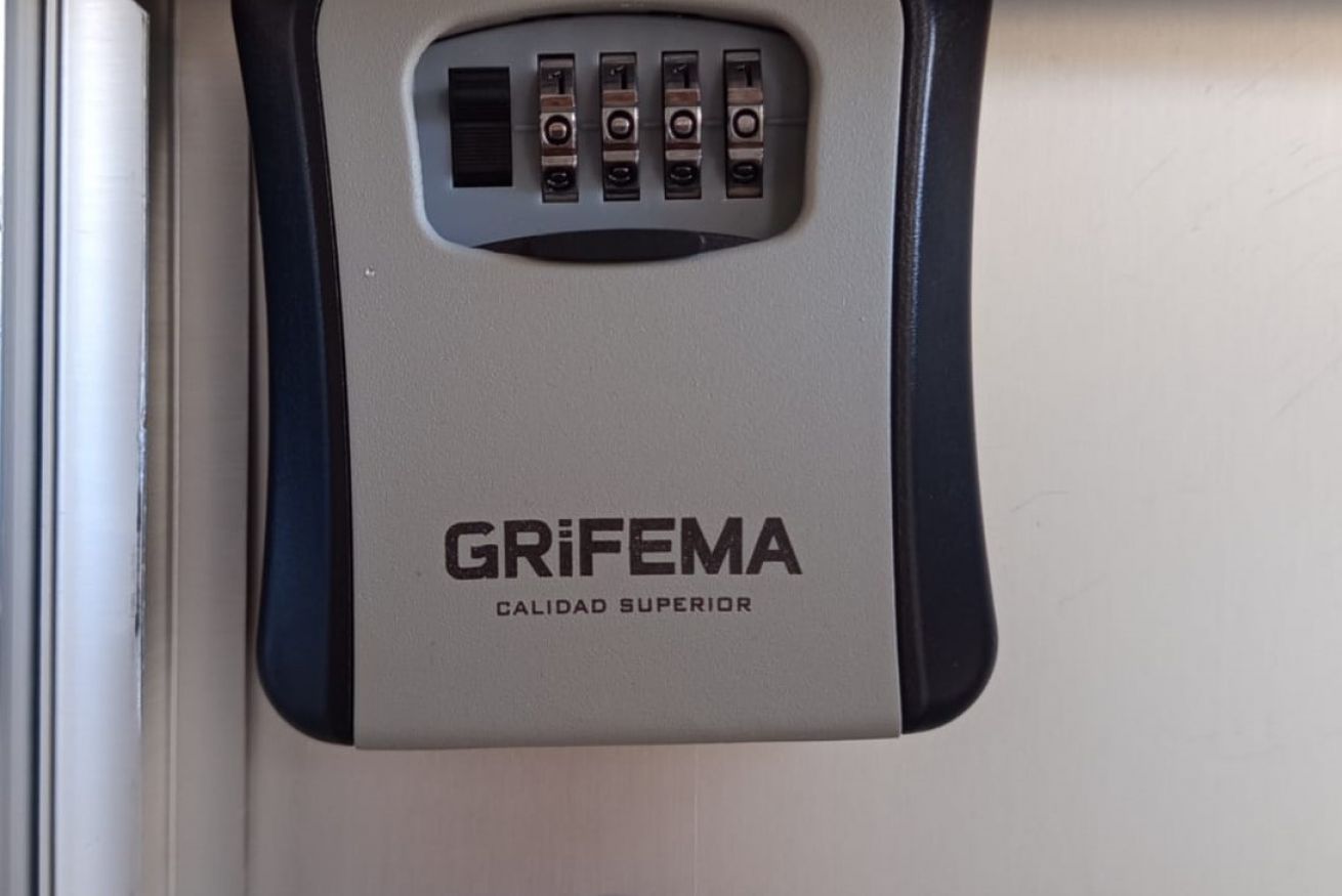A control panel with the brand name 'GRIFEMA' and the slogan 'CALIDAD SUPERIOR'.