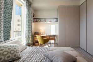 A bedroom with a bed, a desk, and a chair. - La Casa di Flora - 6-bedroom suite apartment with private parking (Florence)