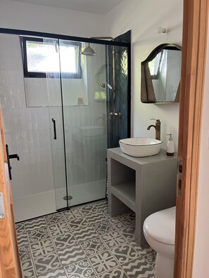 Dusche, Haartrockner, Handtücher, Seife