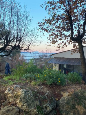 Exterior detail - The Lodge, a haven of peace in an oak forest (Châteauneuf-Grasse)