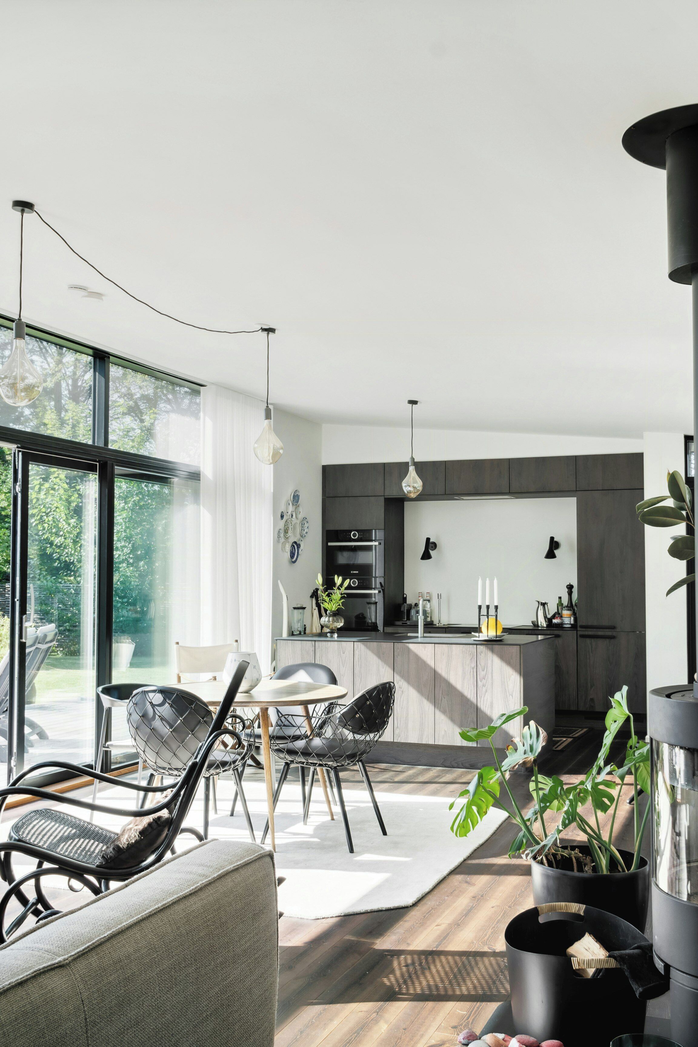 Microwave, oven, dishwasher, coffee/tea maker