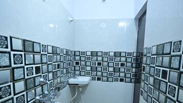 Deluxe Room | Bathroom