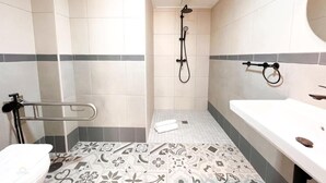 A bathroom with a shower, toilet, and sink. - HOTEL LA MARINA (Elche)