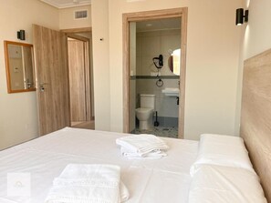 Comfort Twin Room | In-room safe, soundproofing, free WiFi