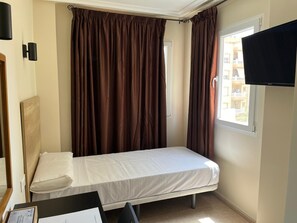 Basic-Zimmer, Stadtblick | Zimmersafe, schallisolierte Zimmer, kostenloses WLAN