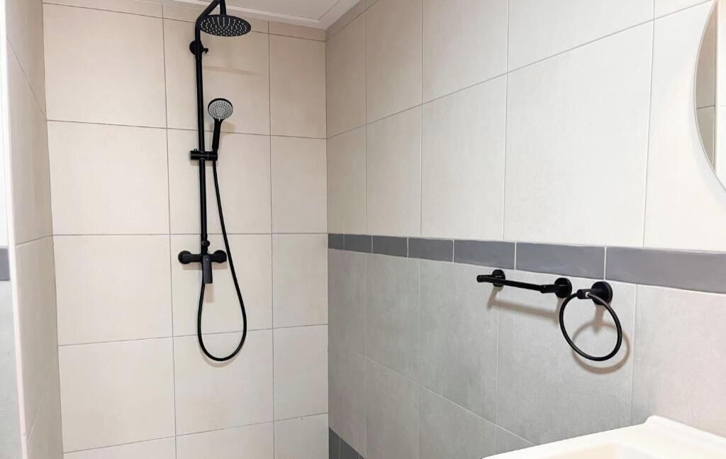 Quarto básico, vista para a cidade | Banheiro